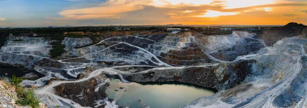 Visão aérea de lago em mineração - levantamento topobatimétrico 