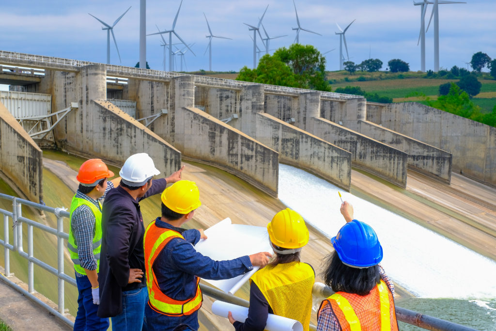 Engenheiros observam obra em represa - Topografia