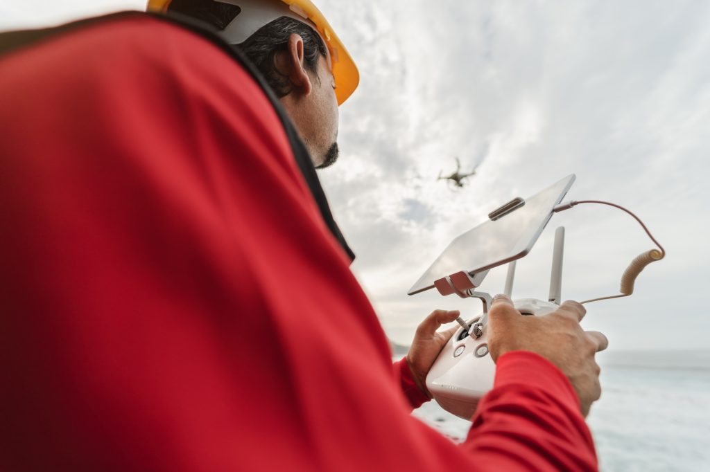 Engenheiro fazendo inspeção com drone