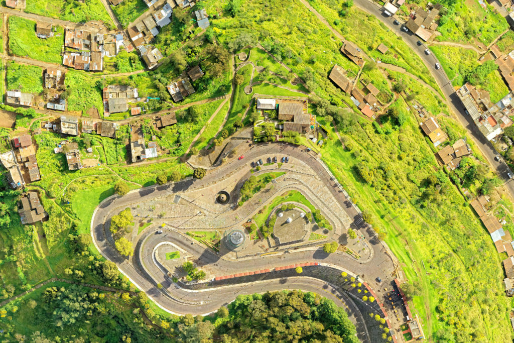 Vista de cidade em levantamento aéreo com drone