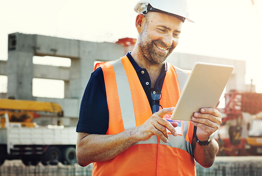 Topógrafo em canteiro de obras