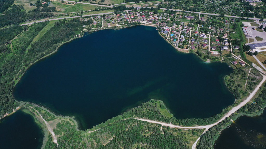 Vista aérea de lago - Levantamento topobatimétrico com auxílio de drone 